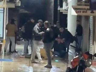 Yerdeyken tekmeleyip kemerle dövdüler