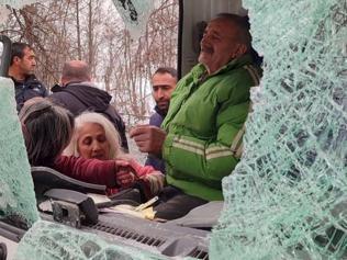 Dağdan kopan kaya parçası aracın içerisine girmişti: Sürücü hayatını kaybetti