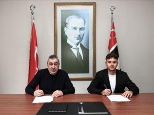 Beşiktaşta Fahri Kerem Ay profesyonel oldu