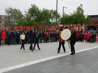 Çanakkalede 23 Nisanda Ataya çelenk sundular