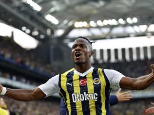 Fenerbahçenin yıldızına İtalyadan kanca Batshuayiyi istiyorlar...