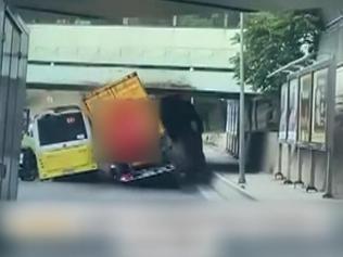 Bakırköydeki kaza anı kamerada | TIR, otobüsün üzerine böyle devrildi | VİDEO