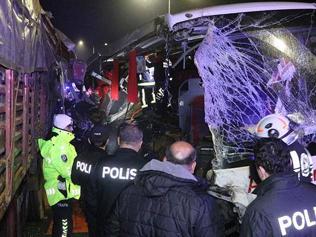 Denizlide feci kaza Yolcu otobüsü TIRa çarptı: 1 ölü, 20 yaralı