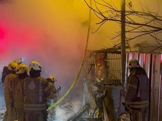Beyoğlunda 3 katlı metruk binada çıkan yangın söndürüldü