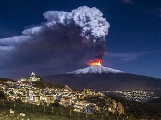 Etna hareketlendi: Kül ve lav püskürttü