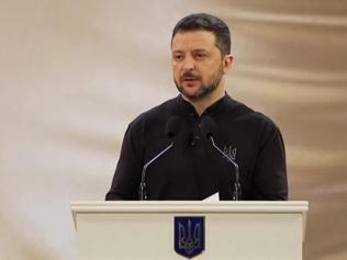 Beyaz Sarayda gündem olmuştu: Zelenskiden takım elbise esprisi