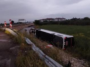 Manisada yolcu otobüsü devrildi: 16 yaralı