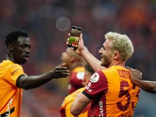 Barış Alper Yılmaz, gol sonrası selfie çekti, sarı kart gördü