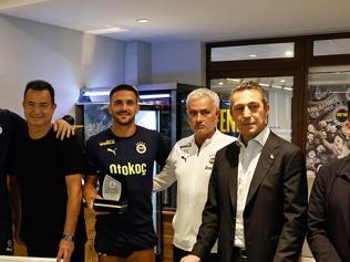 Ali Koç, Edin Dzeko ve Dusan Tadic’e plaket verdi