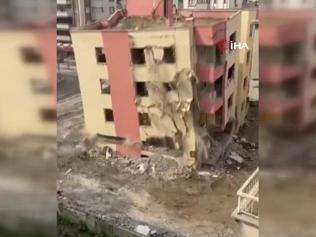 O anlar kamerada… Hatay’da 4 katlı bir bina saniyeler içinde yerle bir oldu