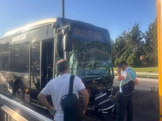 Kadıköyde 2 metrobüs çarpıştı: Çok sayıda ekip bölgeye sevk edildi