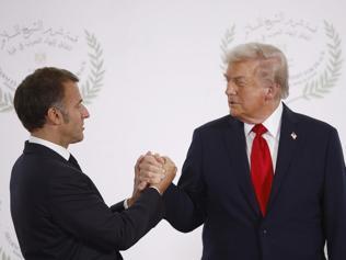 El sıkışırken Trump Macronu tehdit etti iddiası: Ben sadece beni incitenleri incitirim, göreceksin