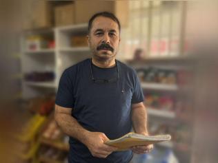 Hatayda bir hayırsever mahallelinin markete borcunu ödedi