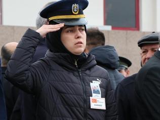 Samsunda yürekleri burkan an Polis memuru Gamze Süngerli şehit ağabeyinin naaşını asker selamıyla karşıladı