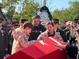 Şehit astsubaya son bakış Eşi ve oğlu parkasını giydi