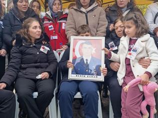 Şehit Hamdi Armağan Kaplanın eşinin ağıtı yürek dağladı: Dik tut oğlum başını senin baban kahraman
