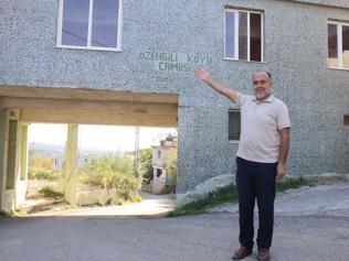 Mahalleli uygun yer bulamayınca... Bu camiyi görenler şaşırıyor