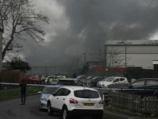 İngiltere’nin kalbinde depo yangını: Londra’da çıkan yangına müdahale sürüyor
