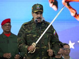 Maduro üniformayı giydi, kılıcı çekti ABDye mesaj...