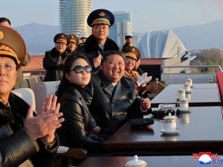 Kim Jong-un, kızıyla birlikte füzeleri böyle izledi