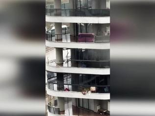 Bursada fırtına felaketi: Cam balkonlar paramparça oldu