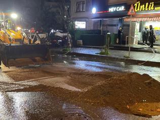 İstanbulu sağanak vurdu: Yol çöktü, ağaçlar devrildi 1 kişi yaralandı
