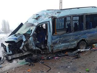Hakkaride can pazarı Yolcu minibüsü ile belediye otobüsü çarpıştı: 18 yaralı