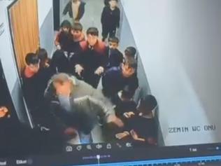 Bu nasıl canilik Okul koridorunda dehşet: Veli, 8 yaşındaki öğrenciyi vahşice darp etti