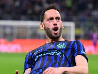 Hakan Çalhanoğlu fantastik bir gol attı Inter, Romayı farklı mağlup etti...