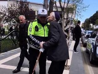 Yolun karşısına geçiren polise böyle teşekkür etti