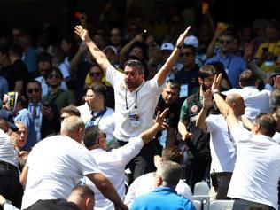 Fenerbahçede seçimin ilk gününde üyeler arasında gerginlik yaşandı