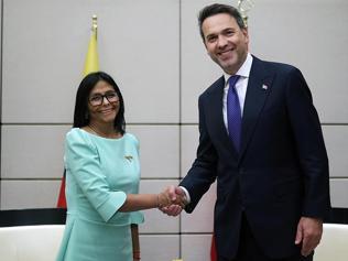 Bakan Bayraktar, Venezuela Geçici Devlet Başkanı Rodriguez ile görüştü