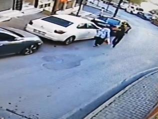 Sokak ortasında şoke eden saldırı: Arkasından yaklaştığı kadına yumruk attı