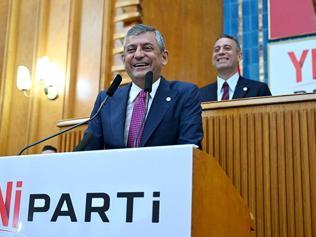 Özgür Özelin Yeni Partinin ilk grup toplantısında dili sürçtü: Gülmeyin olur o kadar