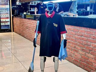 İlgi odağı oldu: Robot garson Fiko patrondan zam istedi