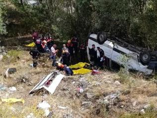SON DAKİKA... Sivasta yolcu minibüsü şarampole devrildi: 4 can kaybı
