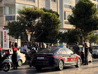 İzmirde bankada silahlı soygun girişimi Rehineler kurtarıldı