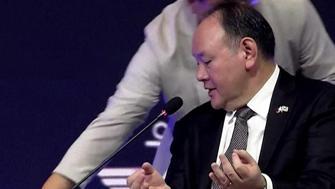 Filipinli Bakan Çin tehdidini canlı yayında okudu