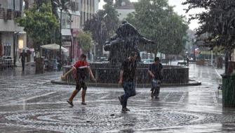 Kuvvetli yağış geliyor: Meteoroloji, İstanbul dahil 7 il için saat verdi