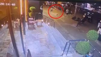 Balkondan yola taşlar döküldü: Ölümden saniyelerle kaçış kamerada