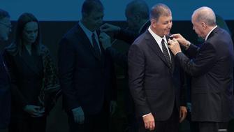 SON DAKİKA... İzmir AK Partiye geçti Cumhurbaşkanı Erdoğan, Cemil Tugaya rozeti taktı
