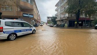 Sakarya’da yollar ve sokaklar suyla kaplandı