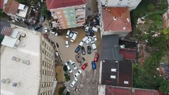 İstanbul’da yollar göle döndü Ünlü isimler sel sularına yakalandı