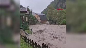 SON DAKİKA... Sakaryada dere kenarındaki ev yıkıldı