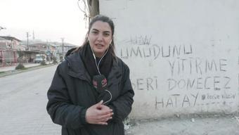 Enkaz yığınının arasındaki bir duvara yazılan yazı sembol oldu