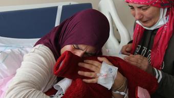 Deprem anne ve kızını ayırmıştı 20 gün sonra kokusunu içine çekti