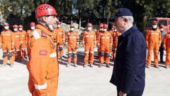 Bakan Akardan enkaz altından 326 canı çıkaran Mehmetçiğe tebrik ziyareti