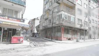 Yıkılan binadan son anda kurtuldu