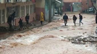 Selden sonra ilk sağanak korkuttu Dereler taştı, ev ve iş yerlerini su bastı