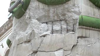 Adıyamanda hasar gören minare tehlike saçıyor